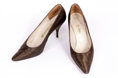 null Paire de chaussure de bal en satin écureuil griffée Berthelot Paris, Circa 1960....