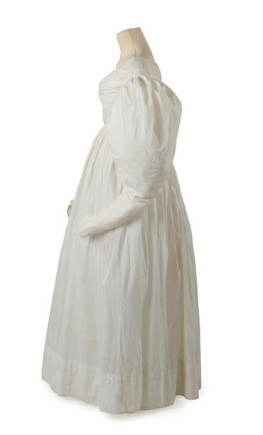 null Robe d'été de la période Romantique en linon blanc immaculé, Circa 1835. 
Buste...