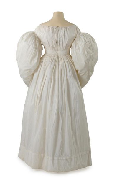null Robe d'été de la période Romantique en linon blanc immaculé, Circa 1835. 
Buste...
