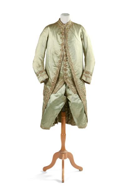 null Bel habit de cour trois pièces de la période Louis XVI, en satin céladon brodé...