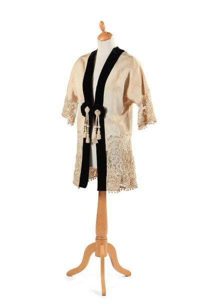 null Veste Kimono du soir griffée Mme Laferrière en ottoman crème, velours noir et...
