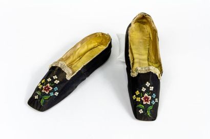 null Belle paire de chaussure de bal en satin ramoneur brodé d'un bouquet et d'une...