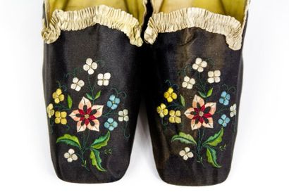 null Belle paire de chaussure de bal en satin ramoneur brodé d'un bouquet et d'une...