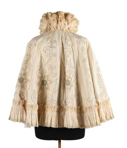 null Cape ou visite de sortie de bal en ottoman de soie crème brodé Circa 1900. 
Broderies...