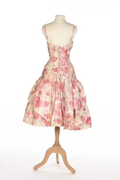 null Robe de bal en taffetas crème à roses imprimées sur chaine de la Maison Carven...