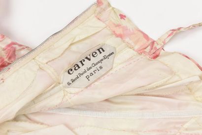 null Robe de bal en taffetas crème à roses imprimées sur chaine de la Maison Carven...