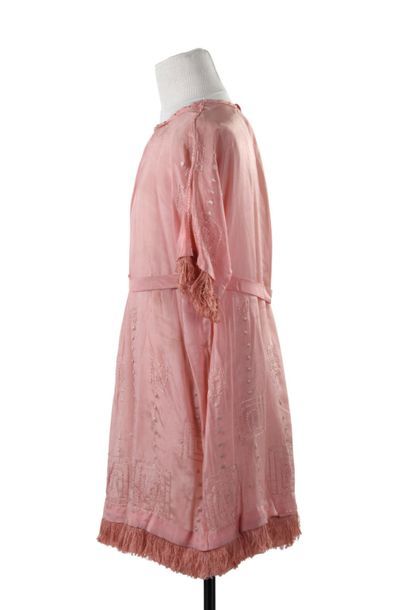 null Robe d'été de fillette en pongé de soie rose pale brodé de motifs Art Déco en...