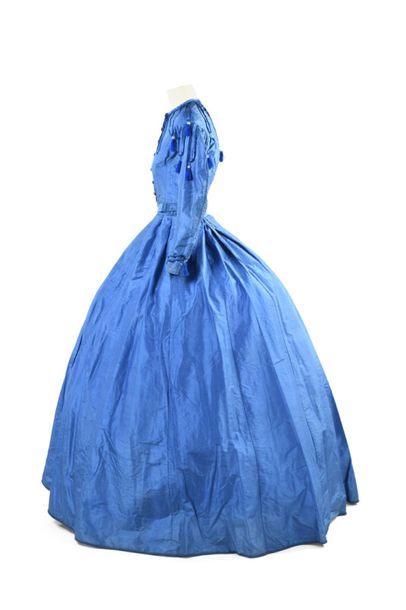null Robe de jour Napoléon III à crinoline projetée en taffetas bleu, Circa 1865....