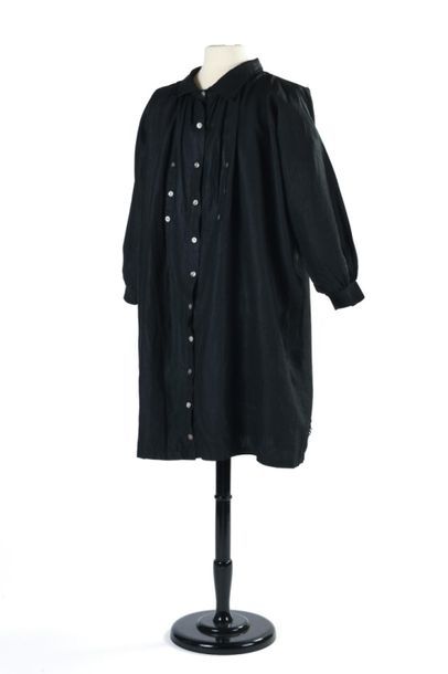 null Blaude ou blouse de travail en drap de lin noir Circa 1900.
 Ample et longue...