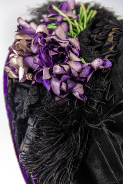 null Petite capote en ruché plissé de satin noir à violettes, chantilly et plume...