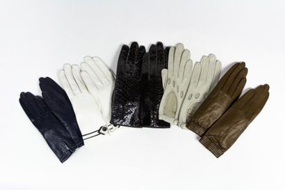 null Cinq paires de gants Circa 1950/1970 en cuir chamoisé dont deux de la marque...