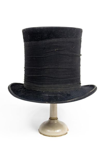 null Chapeau haut de forme période Napoléon III en taupe noire et crêpeline de soie...