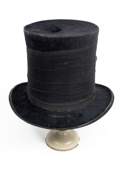 null Chapeau haut de forme période Napoléon III en taupe noire et crêpeline de soie...