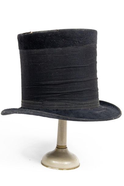 null Chapeau haut de forme période Napoléon III en taupe noire et crêpeline de soie...