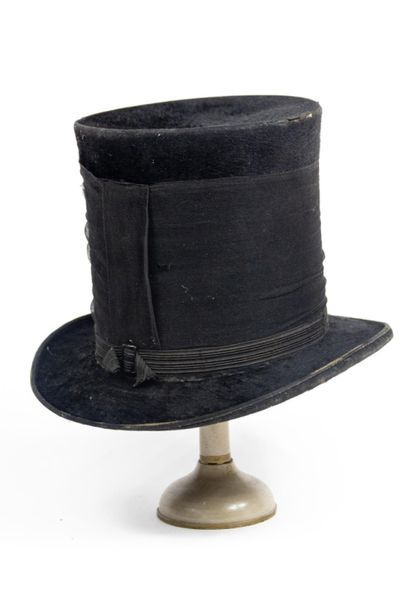 null Chapeau haut de forme période Napoléon III en taupe noire et crêpeline de soie...