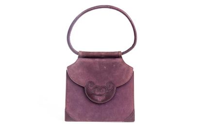 null Un sac en daim et cuir le de vin griffé Guy Laroche Circa 1970. Intérieur en...