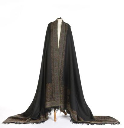 null Long châle cachemire noir français pour robe à crinoline période Napoléon III....
