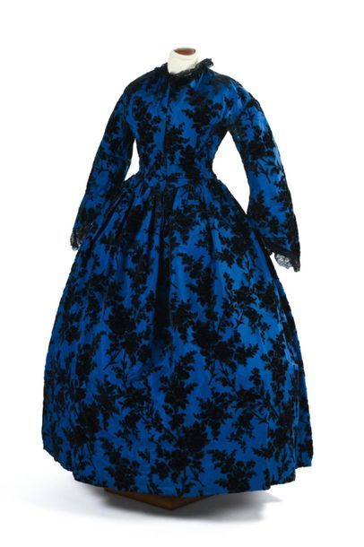 null Robe de jour en taffetas bleu roi broché de velours Circa 1850/55.
Corsage cintré...