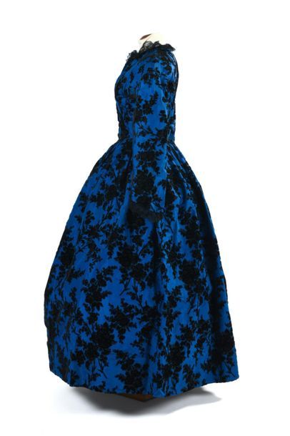 null Robe de jour en taffetas bleu roi broché de velours Circa 1850/55.
Corsage cintré...