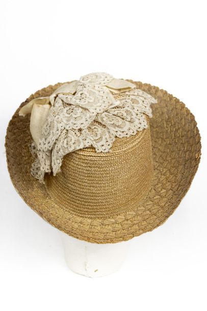 null Deux petits chapeaux de mode en paille du dernier quart du XIXe siècle. 
Le...