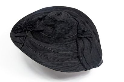 null Imposante capeline Belle Epoque en crêpe de soie noire façonnée plissée à décor...