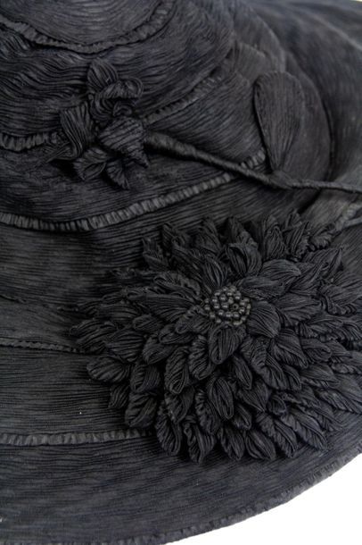 null Imposante capeline Belle Epoque en crêpe de soie noire façonnée plissée à décor...