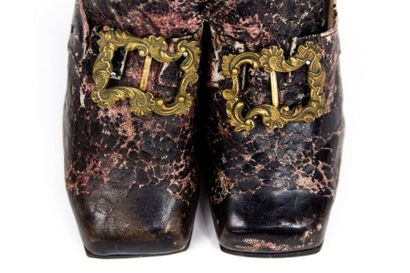 null Deux paires de chaussures d'enfant en cuir dans le goût XVIIIe siècle Circa...
