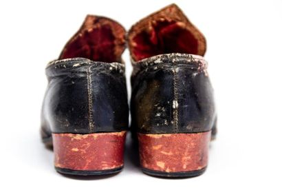 null Deux paires de chaussures d'enfant en cuir dans le goût XVIIIe siècle Circa...