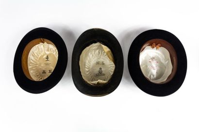 null Trois chapeaux melon en feutre noir griffés Circa 1880/1900 à petits bords relevés...