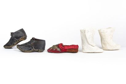 null Chaussures d'enfants XIXe siècle dont
 une paire de petits sabots en bois et...