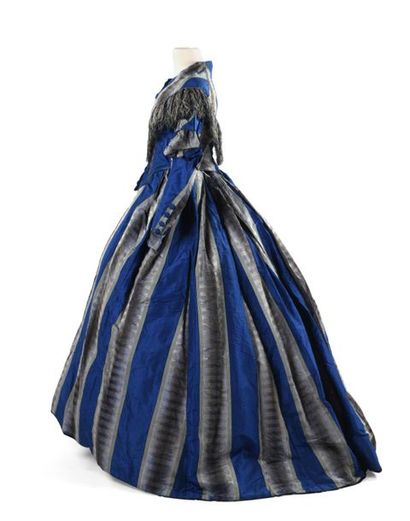 null Belle robe de jour à crinoline Second Empire en taffetas bleu à rayures cannelées...