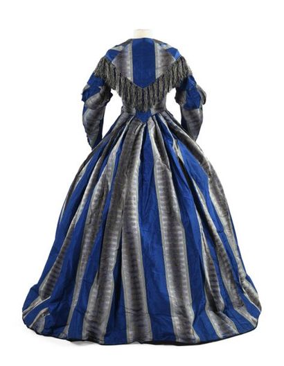 null Belle robe de jour à crinoline Second Empire en taffetas bleu à rayures cannelées...