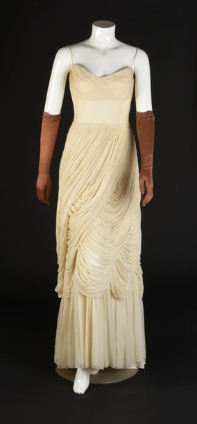 null Robe du soir longueen crêpeline de soie crème volantée Circa 1960. 
Grand dos...