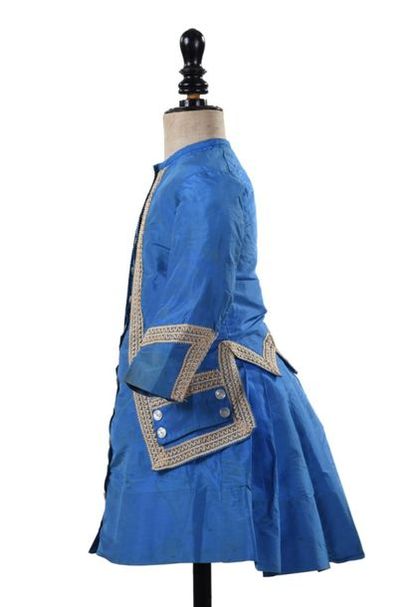 null Robe d'enfant en taffetas de soie bleu appliquée de soutaches en passementerie...