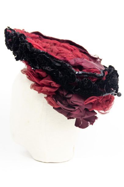 null Chapeau de mode en galette bouillonnée de mousseline fuschia et satin prune...