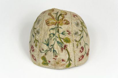 null Deux beaux bonnets de bébé. 
Le premier fin XVIIIe siècle en taffetas crème...