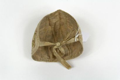null Deux beaux bonnets de bébé. 
Le premier fin XVIIIe siècle en taffetas crème...