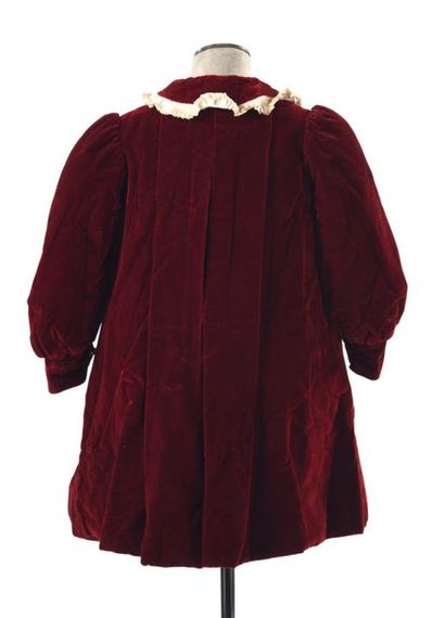null Petit manteau de cérémonie d'enfant fin XIXe siècle. 
Manteau en forme conique...