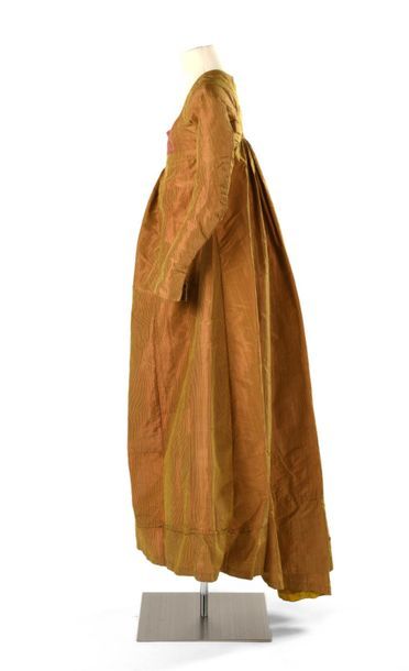null Rare robe en taffetas Florence rayé jaune et prune, à passes manquantes de la...
