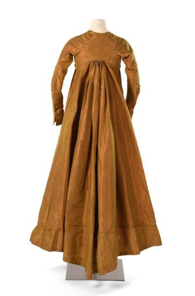null Rare robe en taffetas Florence rayé jaune et prune, à passes manquantes de la...
