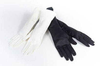 null Deux paires de longs gants en satin du soir ou de cérémonie Circa 1940/1960....