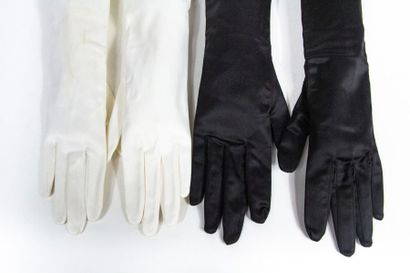 null Deux paires de longs gants en satin du soir ou de cérémonie Circa 1940/1960....