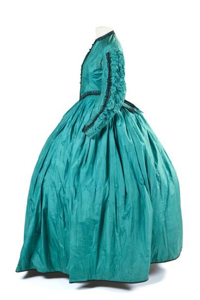 null Elégante robe de jour à grande crinoline ronde en taffetas vert à fines rayures...