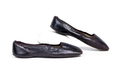 null Paire de chaussures d'enfant en cuir lustré marron premier quart du XIXe siècle....