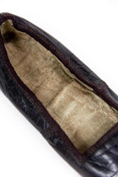 null Paire de chaussures d'enfant en cuir lustré marron premier quart du XIXe siècle....