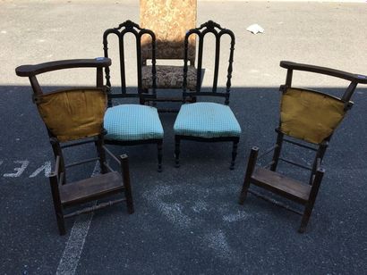 null Deux chaises en bois noirci (un pied accidenté) et deux chaises transformables...