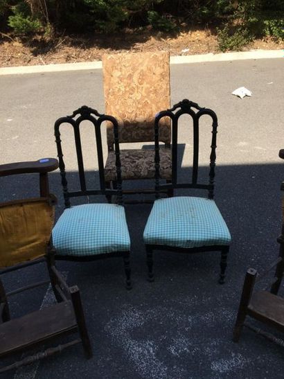 null Deux chaises en bois noirci (un pied accidenté) et deux chaises transformables...