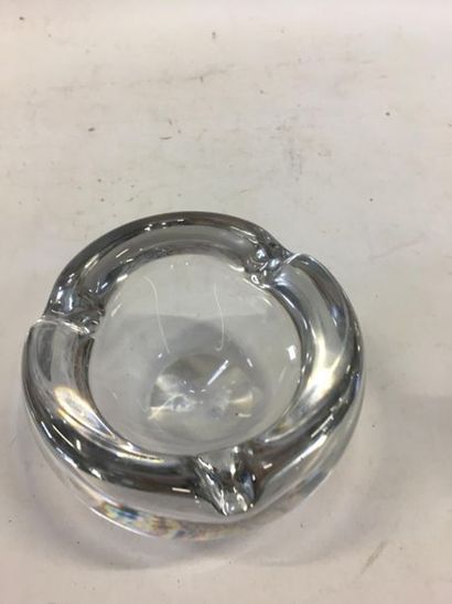 null Daum cendrier en cristal
D : 9.5 - H : 6.5 cm
