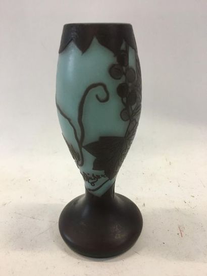 null RICHARD vase en verre multicouche à décor de feuillages et baies
H : 15 cm