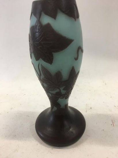 null RICHARD vase en verre multicouche à décor de feuillages et baies
H : 15 cm